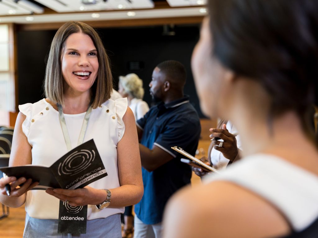 A First-Time Exhibitor'S Guide To Trade Shows 7 Trade show team talking to attendees