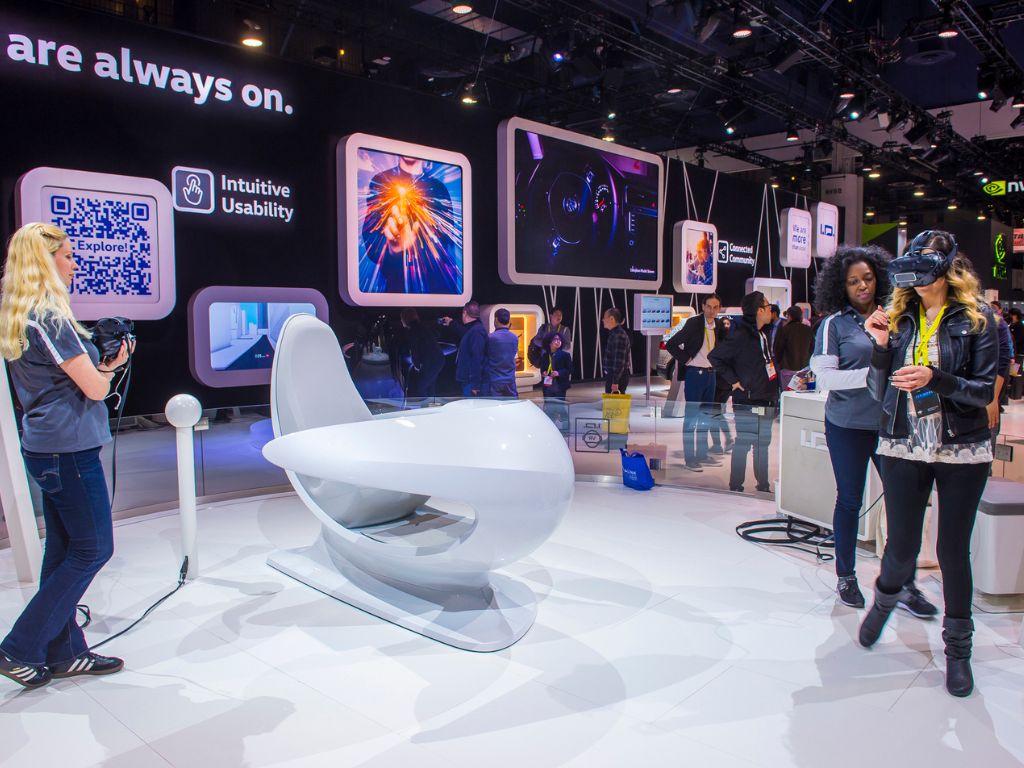 32 Creative Trade Show Booth Ideas To Attract Visitors And Leads In 2025 6 3d vr experience