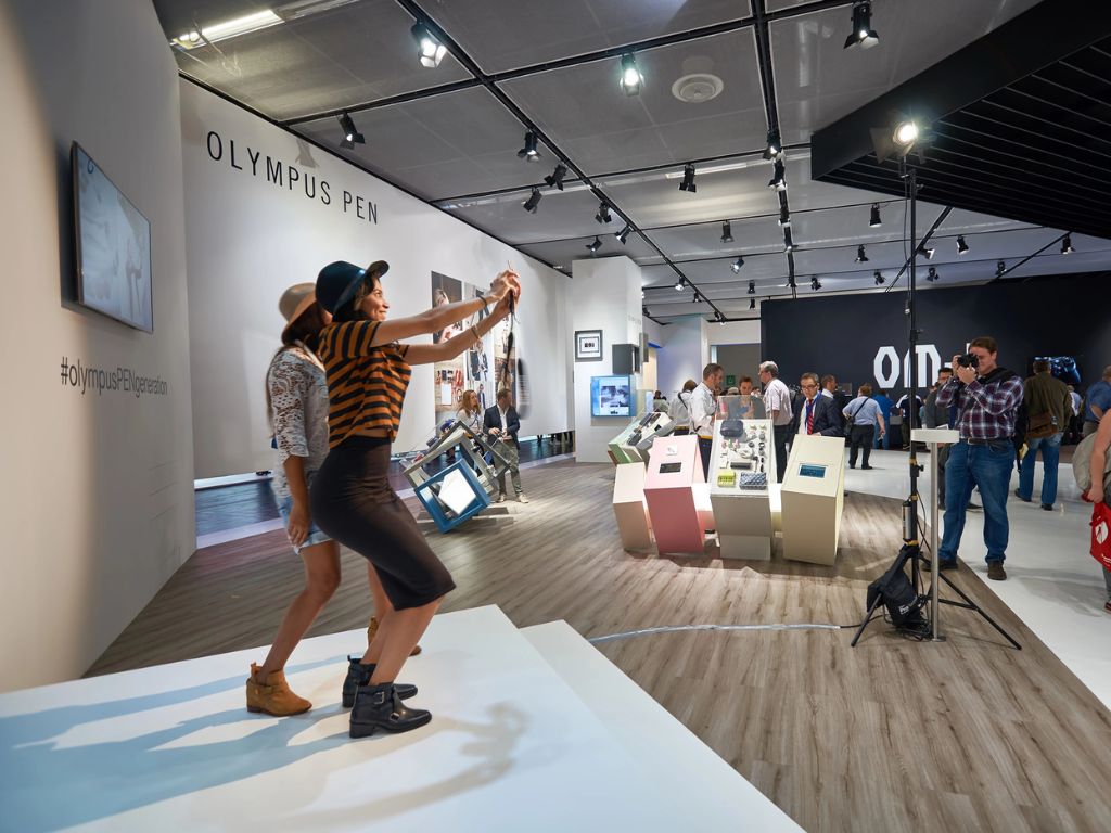 32 Creative Trade Show Booth Ideas To Attract Visitors And Leads In 2025 4 Photobooth selfie station